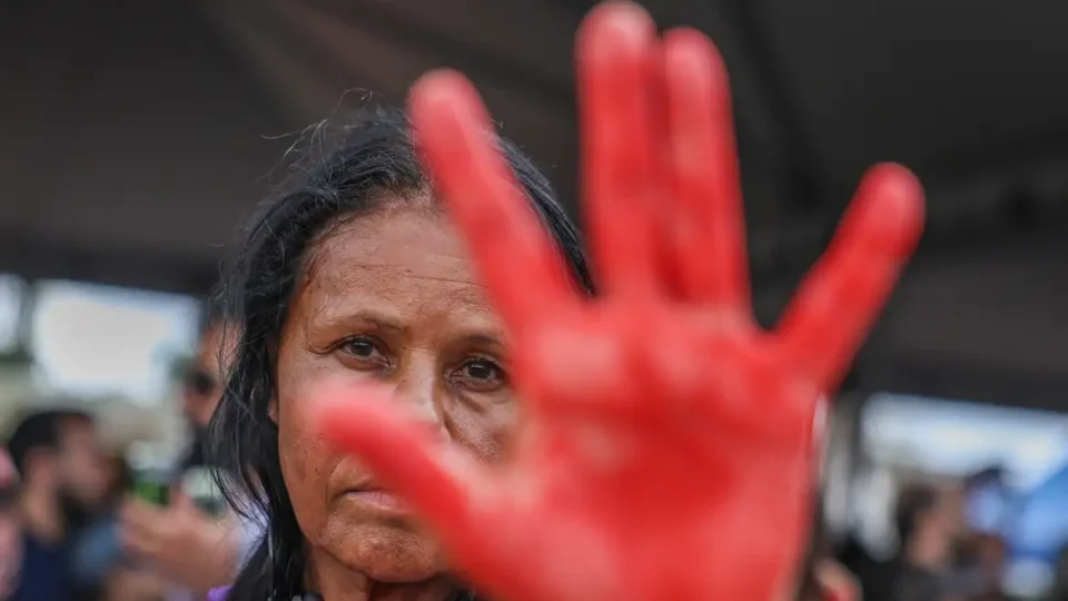 Brasil tem queda de 4,5% nos feminicídios em 2026; tentativas sobem e chegam a 12 casos por dia