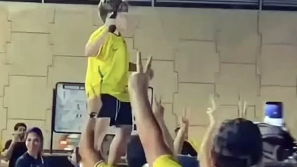 Como plano de Flavio Bolsonaro para liberar armas abasteceria facções e colocaria crianças em risco