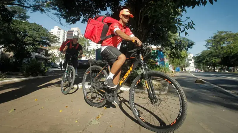 A forma de inserção no mercado determina diferenças de remuneração, estabilidade e acesso à proteção social entre trabalhadores. Foto: Lincon Zarbietti