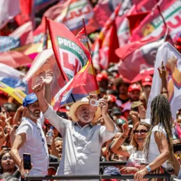 Brasil não será governado por sócios do Banco Master, diz Lula em ato