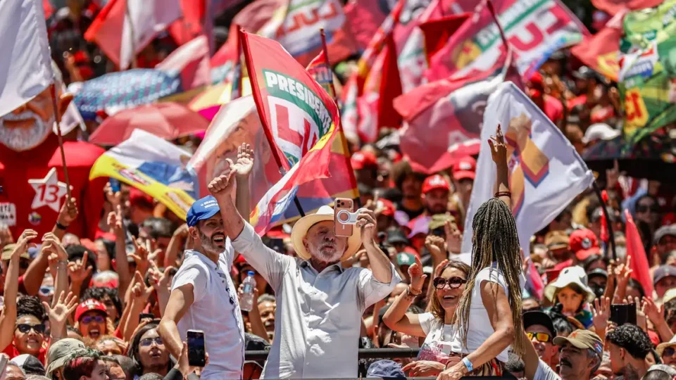 Brasil não será governado por sócios do Banco Master, diz Lula em ato
