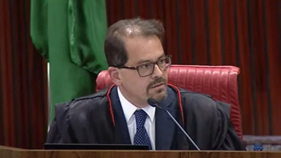 Ministro do TSE barra tentativa de Nunes Marques de suspender canal de Janones