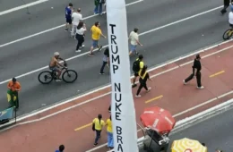 Em ato de Flávio na Paulista, bolsonaristas pedem que Trump bombardeie Brasil com arma nuclear