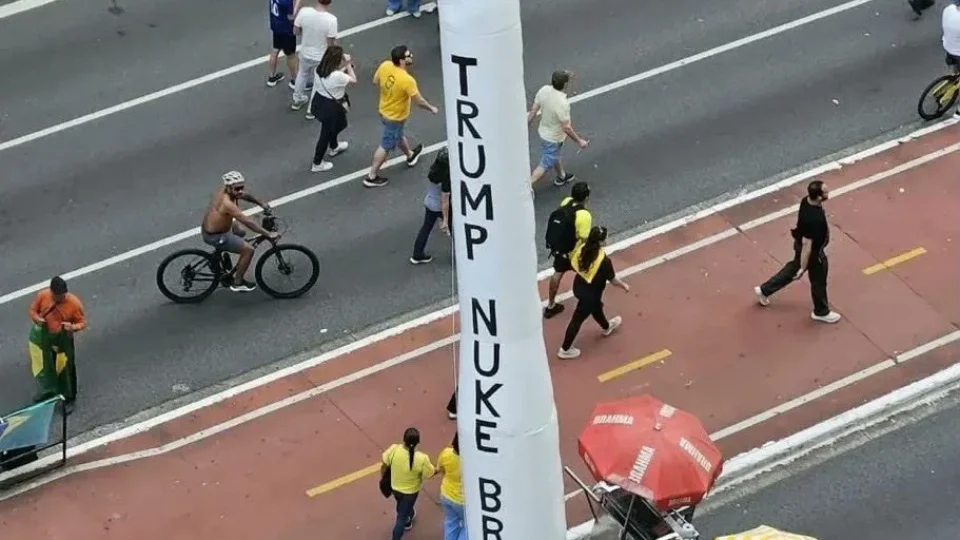 Em ato de Flávio na Paulista, bolsonaristas pedem que Trump bombardeie Brasil com arma nuclear