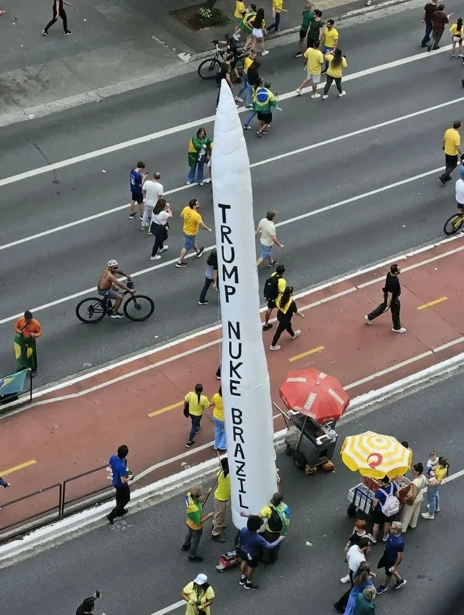 Estrutura imitando um míssil trouxe o texto “Trump nuke Brazil” (“Trump, ataque o Brasil com armas nucleares”) | Crédito: Reprodução/Redes Sociais
