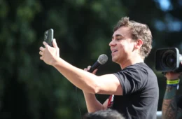 Relatório aponta indícios de que algoritmo do Instagram favorece Nikolas Ferreira 
