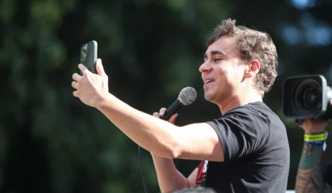 Relatório aponta indícios de que algoritmo do Instagram favorece Nikolas Ferreira 