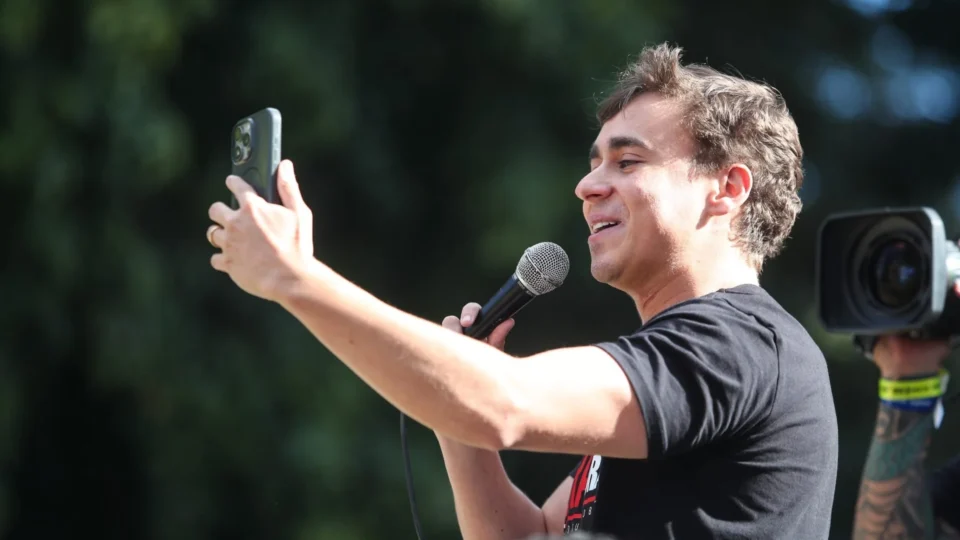 Relatório aponta indícios de que algoritmo do Instagram favorece Nikolas Ferreira 