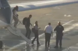 Flávio Bolsonaro chega de avião em Miami (EUA)