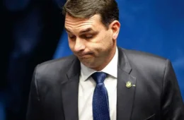 Moraes manda Flávio Bolsonaro entregar passaporte após visita a Jair