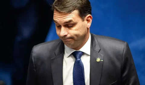 Moraes manda Flávio Bolsonaro entregar passaporte após visita a Jair