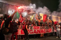 Ato em frente à Globo exige que debate tenha checagem de fatos não só nos sites, mas na TV