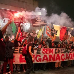 Ato em frente à Globo exige que debate tenha checagem de fatos não só nos sites, mas na TV