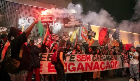Ato em frente à Globo exige que debate tenha checagem de fatos não só nos sites, mas na TV