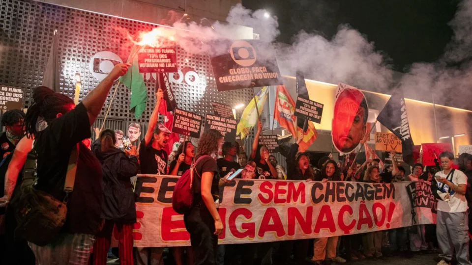 Ato em frente à Globo exige que debate tenha checagem de fatos não só nos sites, mas na TV