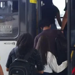Passageiros enfrentam filas em busca de ônibus gratuitos para votar em SE