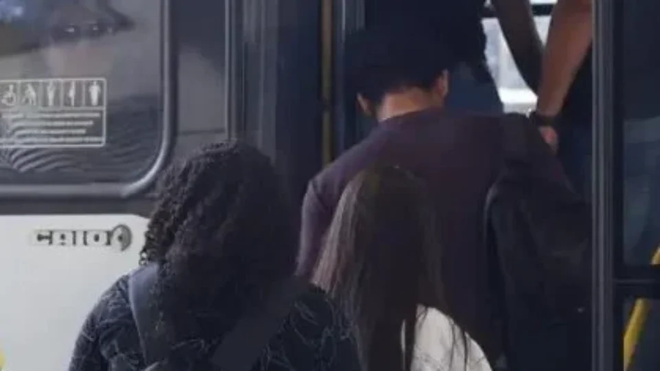 Passageiros enfrentam filas em busca de ônibus gratuitos para votar em SE