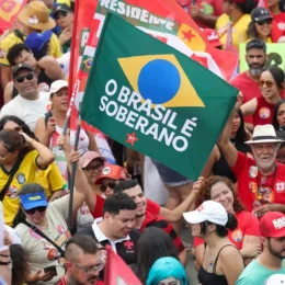 Em apoio a Lula e em defesa da democracia, multidões vão às ruas em todo o país