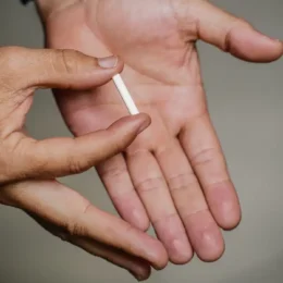 Entidades médicas pedem à Anvisa proibição de chips da beleza