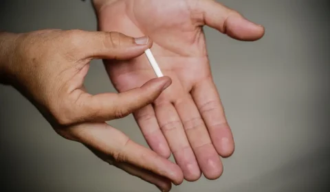 Entidades médicas pedem à Anvisa proibição de chips da beleza