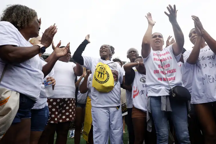 Moradores, familiares e representantes da sociedade civil se reúnem na comunidade da Vila Cruzeiro para manifestação de repúdio à Operação Contenção. Foto: Tânia Rêgo/Agência Brasil
