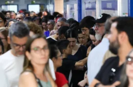 Com filas pelo país, eleitor que chegar até 17h poderá votar após o horário