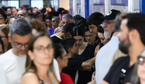 Com filas pelo país, eleitor que chegar até 17h poderá votar após o horário