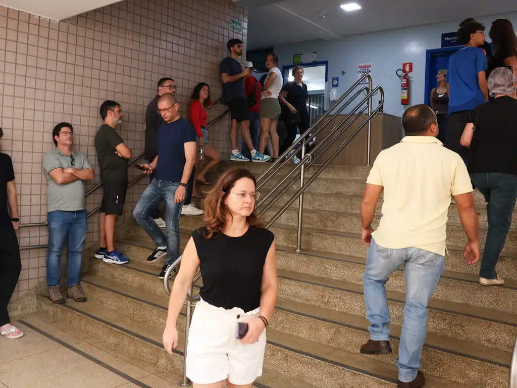 Brasília – DF – 04/10/2026 - Votação do primeiro turno. Eleitores na fila de votação no Colégio Leonardo da Vici. FOTO: Lula Marques/Agência Brasil.