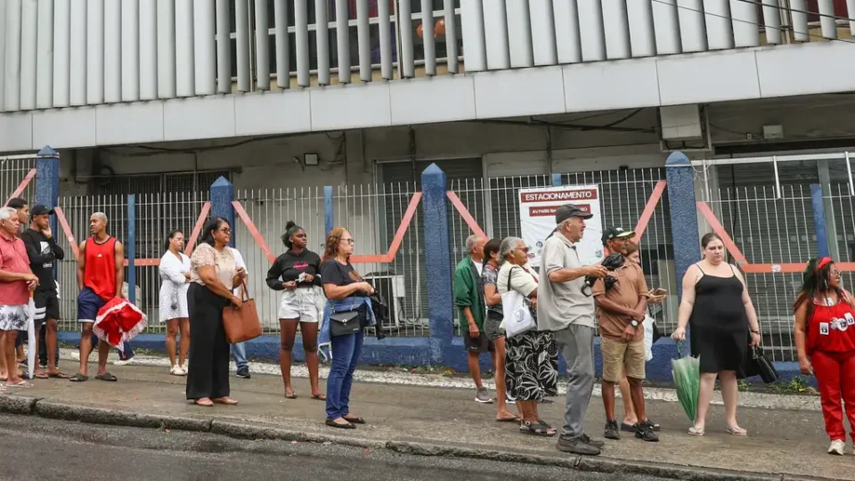 Após falta de ônibus nas eleições, projeto prevê até 10 anos de prisão para prefeitos