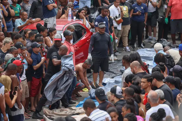 Dezenas de corpos são trazidos por moradores para a Praça São Lucas, na Penha, zona norte do Rio de Janeiro. Operação Contenção. Foto: Tomaz Silva/Agência Brasil