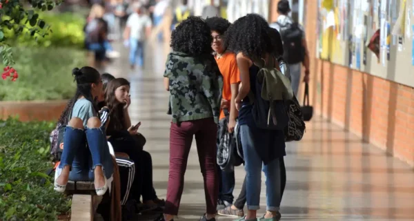 Flávio Bolsonaro tentou duas vezes acabar com cotas raciais e para pessoas com deficiência