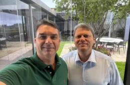 Flávio Bolsonaro encerra campanha no interior de São Paulo com motocarreata