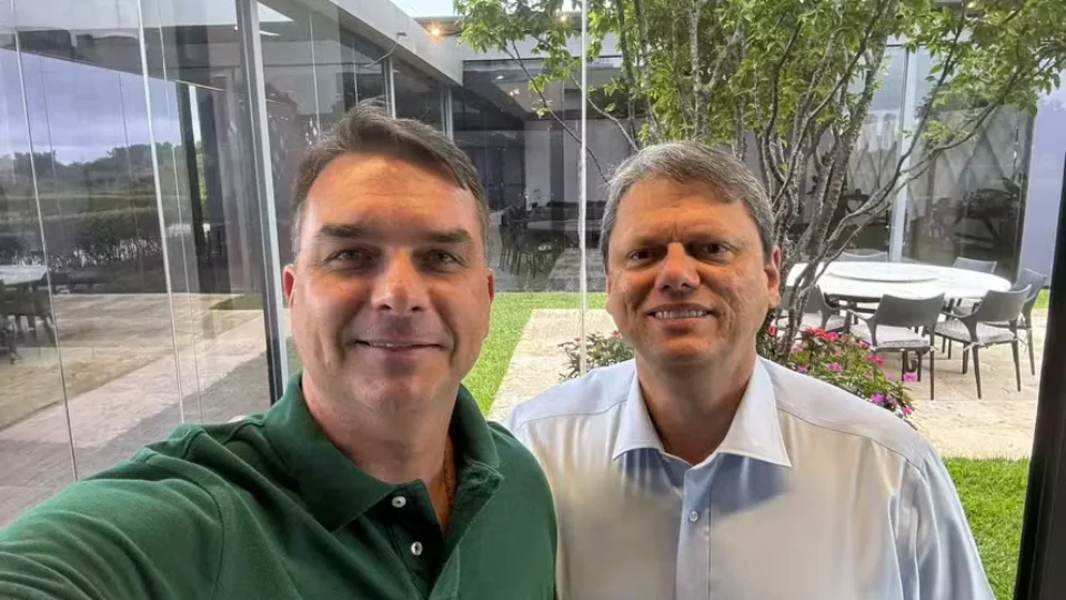 Flávio Bolsonaro encerra campanha no interior de São Paulo com motocarreata