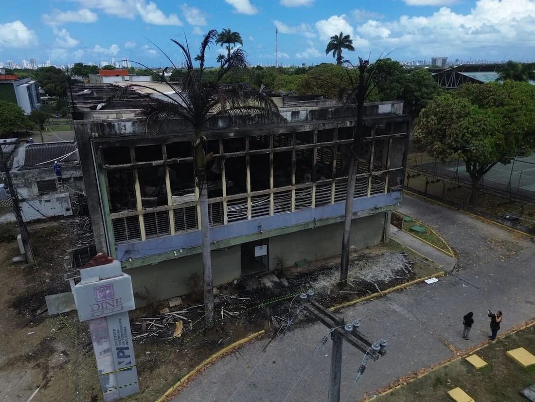 Situação do prédio da Diretoria de Inovação e Empreendedorismo (Dine), na UFPE, após incêndio da última quarta-feira (07) - Foto: Felipe Ribeiro