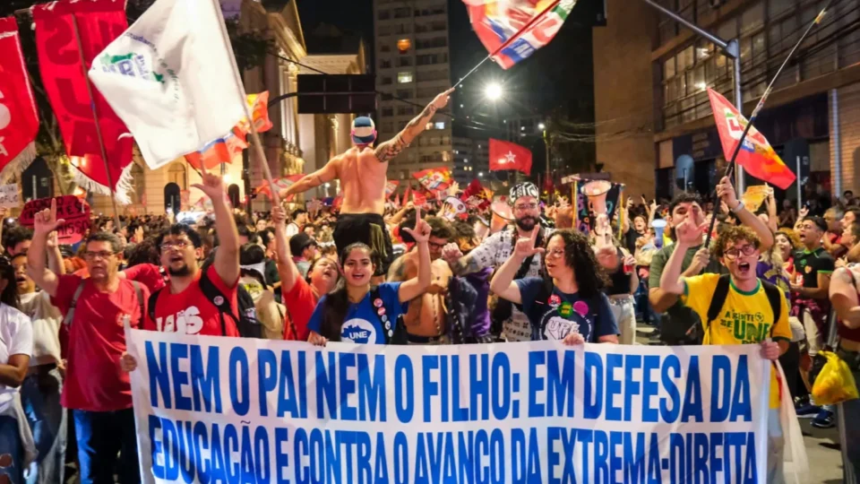 Estudantes ampliam mobilização nas ruas contra Flávio Bolsonaro; veja onde serão os próximos atos