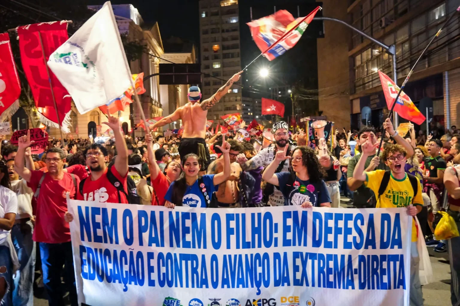 Estudantes mobilizados no ato de apoio a Lula, em São Paulo – Foto: Lia Bianchini/Brasil de Fato