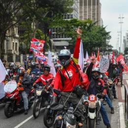 Entregadores e mototoboys fazem motociata pró-Lula no centro de São Paulo