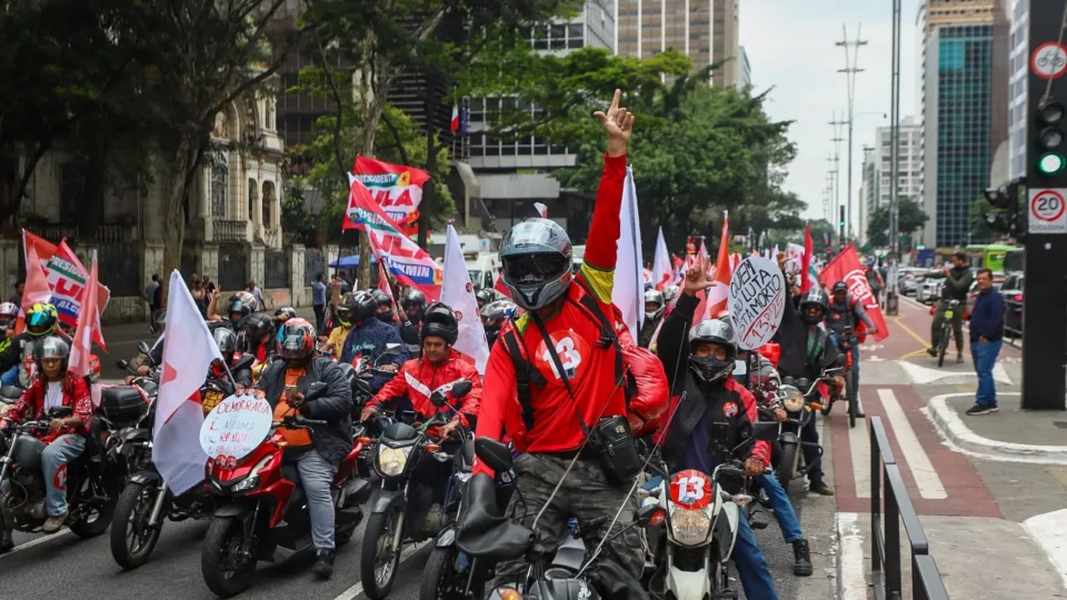Entregadores e mototoboys fazem motociata pró-Lula no centro de São Paulo