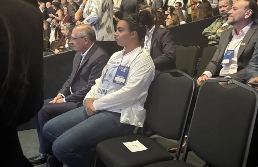 Cristiane Gomes da Silva, mãe de Ana Clara, durante debate na Globo | Crédito: Reprodução WhatsApp/Exército do Lula