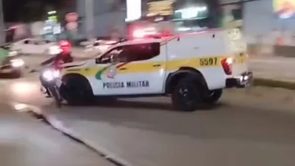 Carro da PM atropela motociclista durante comemoração da vitória de Lula em SC