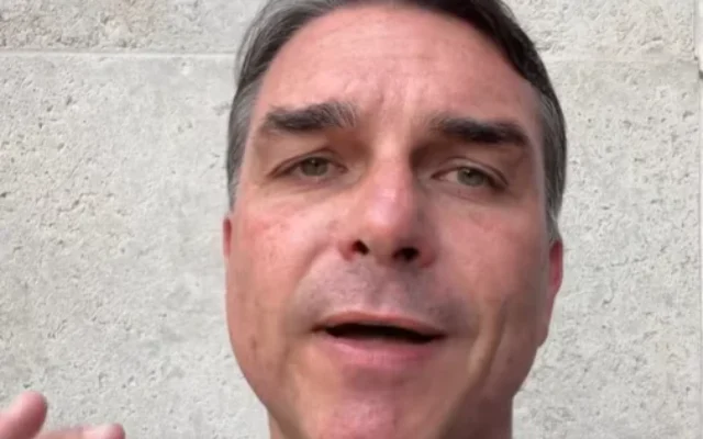 PF apura se Flávio fugiu do Brasil; na casa do senador, ninguém atende interfone