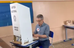 Justiça aciona Romeu Zema para depor sobre celulares em cabine de votação