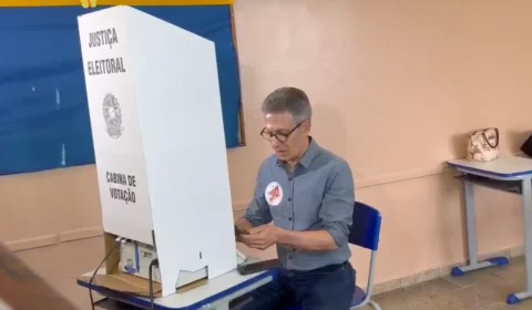 Justiça aciona Romeu Zema para depor sobre celulares em cabine de votação
