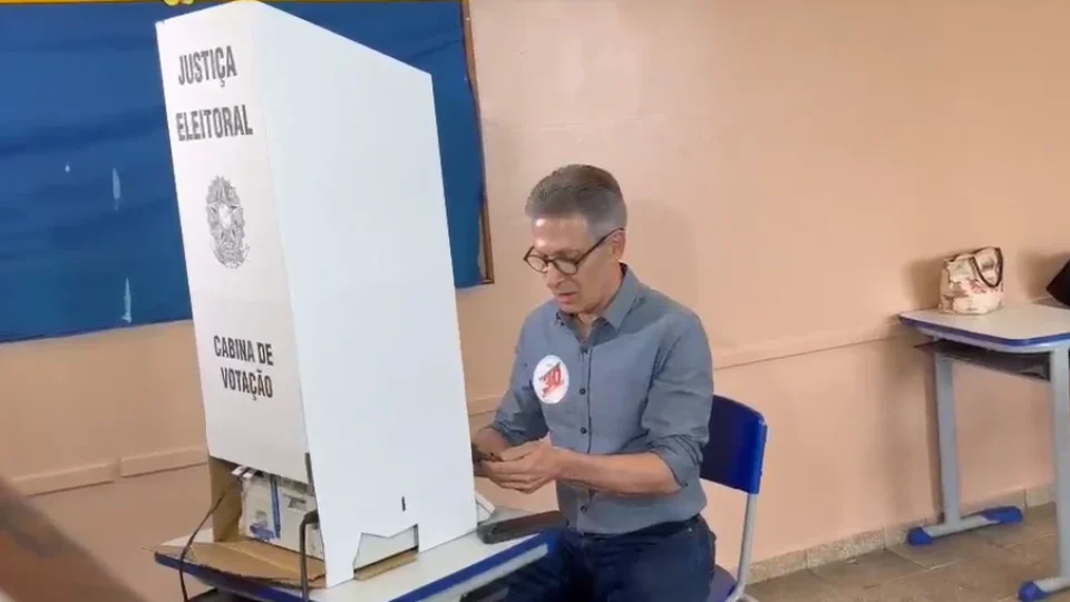 Justiça aciona Romeu Zema para depor sobre celulares em cabine de votação