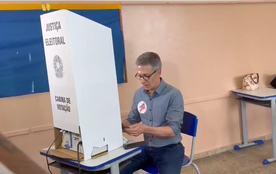 Zema entra com celular na cabine de votação; TRE-MG vai apurar