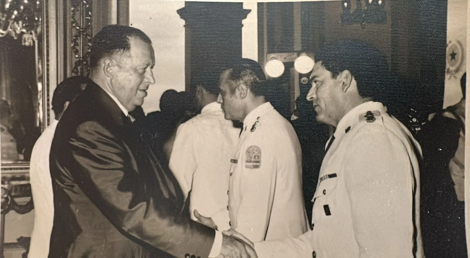 Coronel Cyro Etchegoyen ao lado do ditador Alfredo Stroessner em 1967, evidenciando conexões entre regimes autoritários na América do Sul durante a ditadura.