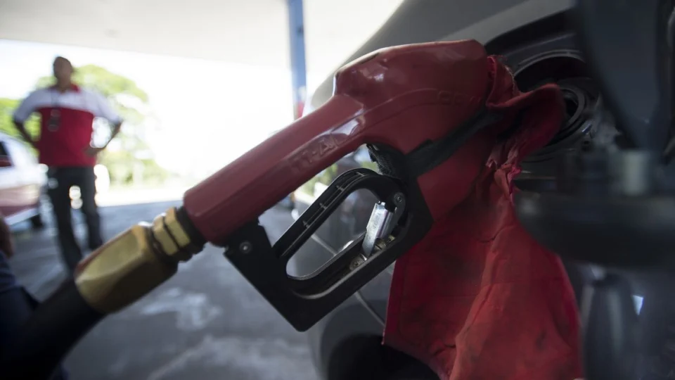 Gasolina custa mais de R$ 7 em 24 estados da federação; Piauí tem combustível mais caro do país