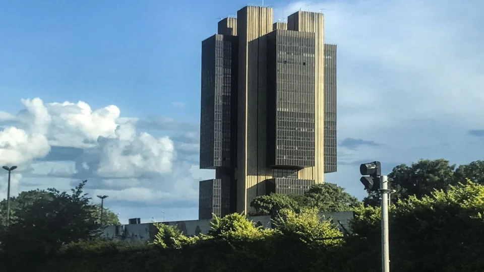 Ata do Copom sinaliza juros mais altos por mais tempo