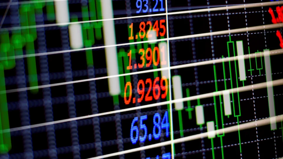 Ibovespa dribla mau humor com ‘tarifaço’ e fecha com leve baixa; dólar cai a R$ 5,62