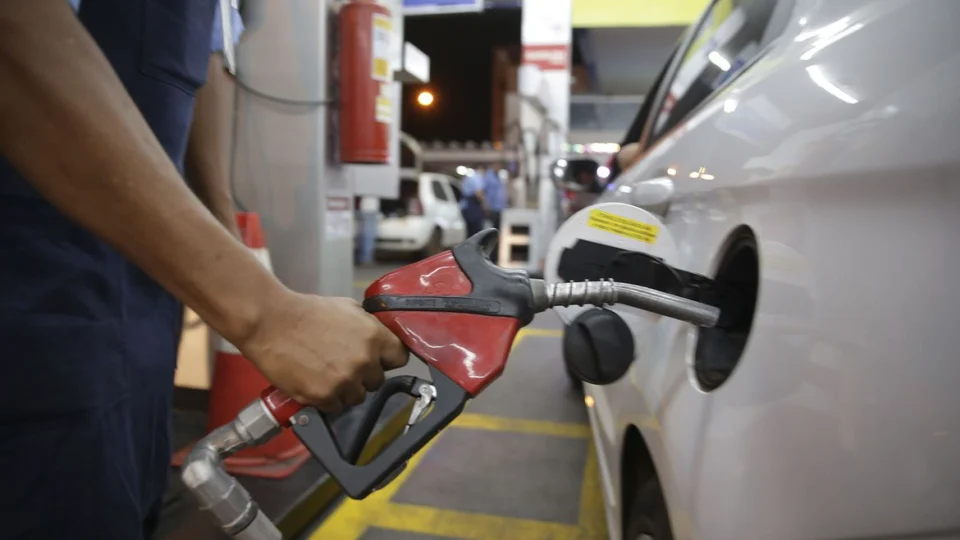 Preço da gasolina bate novo recorde: alta de 30,7% em 12 meses